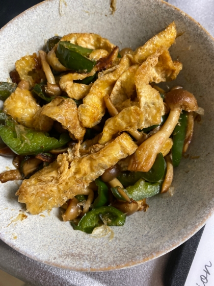 作り置きにも♪しめじとピーマンと油揚げのおかか炒め