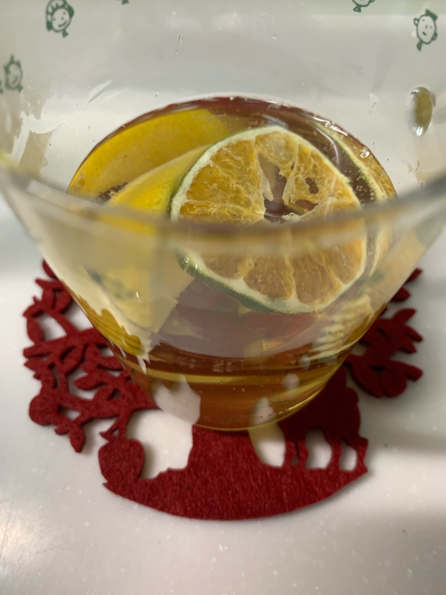 透明のグラスに入ったホット白ワイン