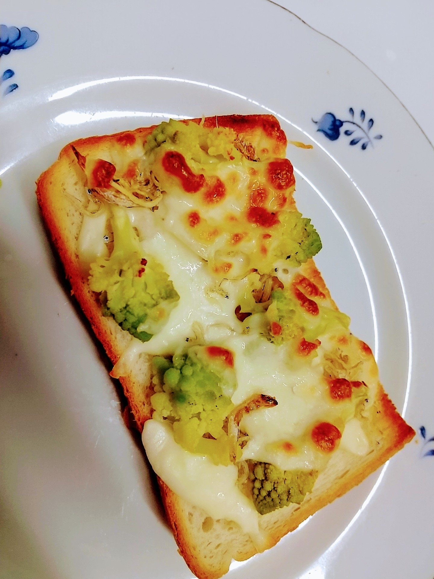 ロマネスコとちりめんじゃこのチーズトースト