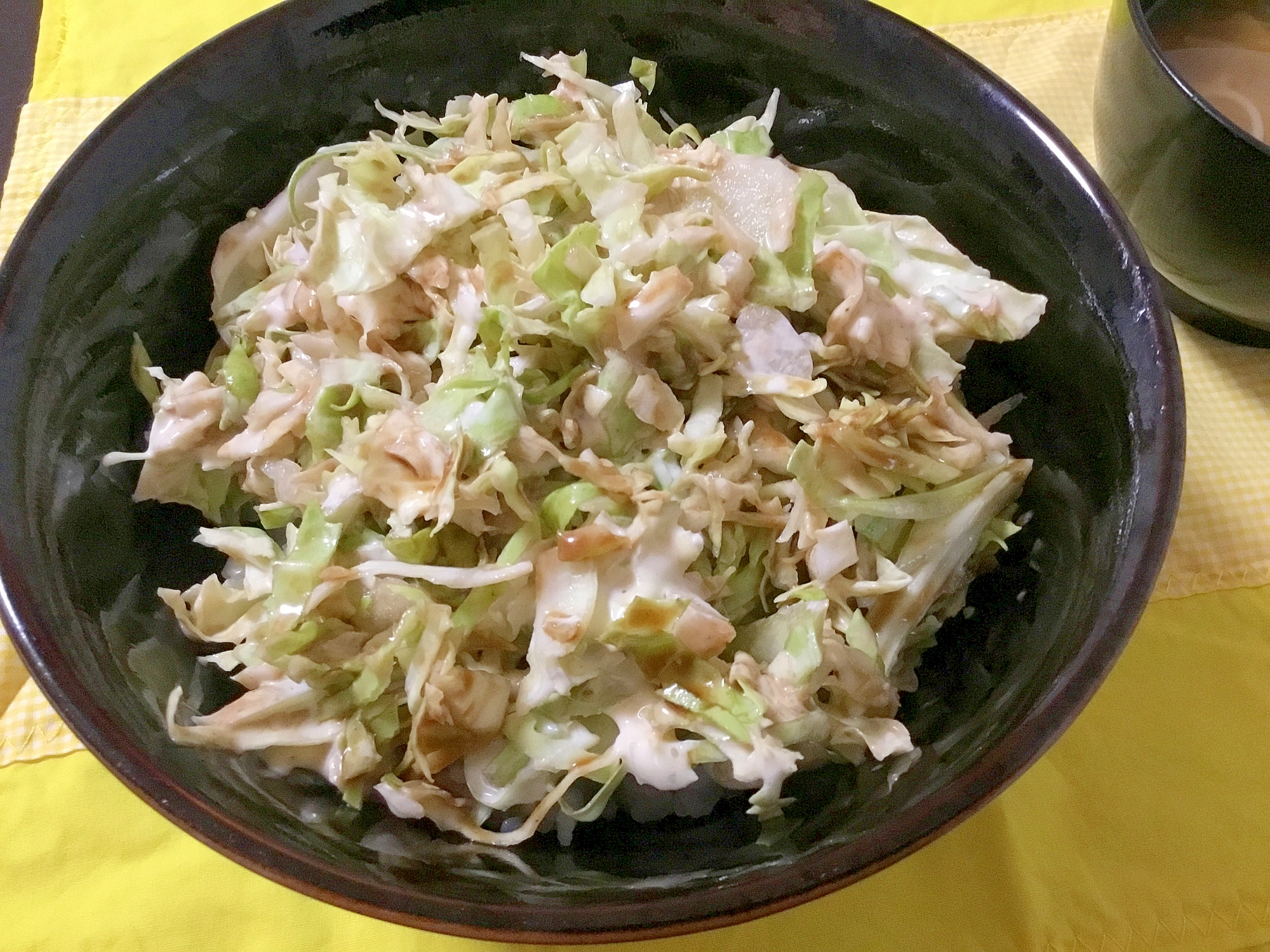 千切りキャベツのソースマヨ丼