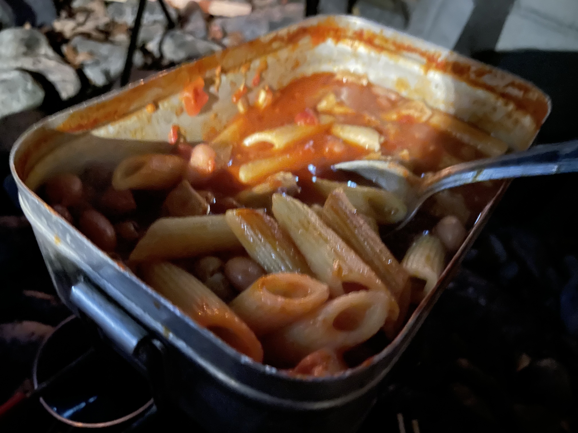 【キャンプ】鶏肉と豆のトマト煮込み(ペンネ入り)