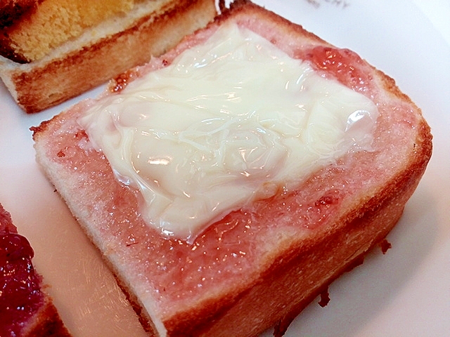 苺ジャムとチーズと練乳のミニトースト