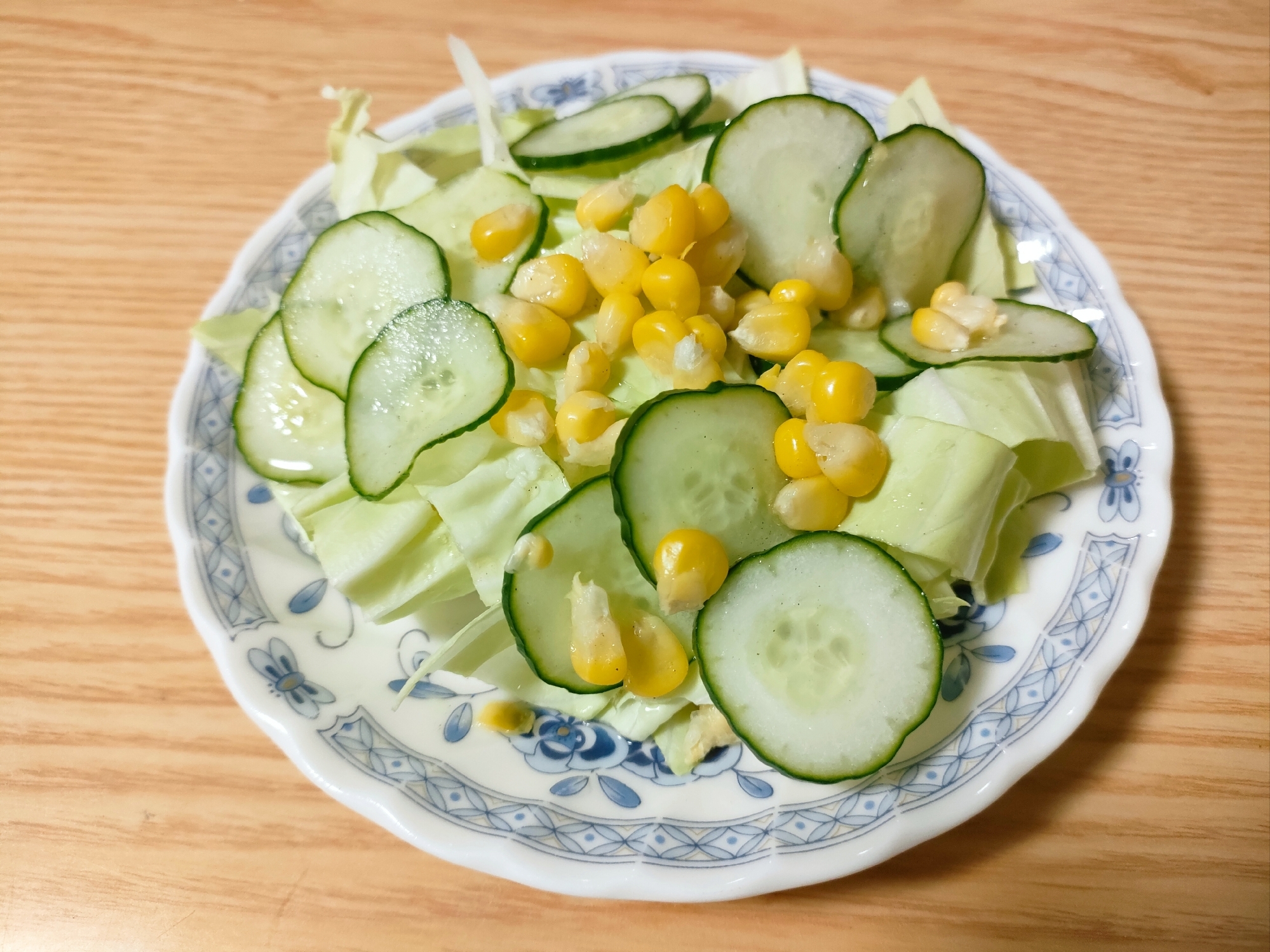 キャベツときゅうりととうもろこしのサラダ