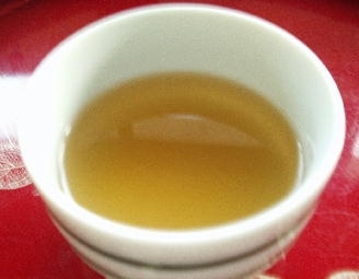 麦茶の季節となって冷蔵庫に常備ですが作った時の熱々に生姜を加えて飲んだら美味しくって麦茶が夏の飲み物でなくなるますよねぇ～♪