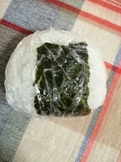 蒸し鶏と塩昆布のおにぎり