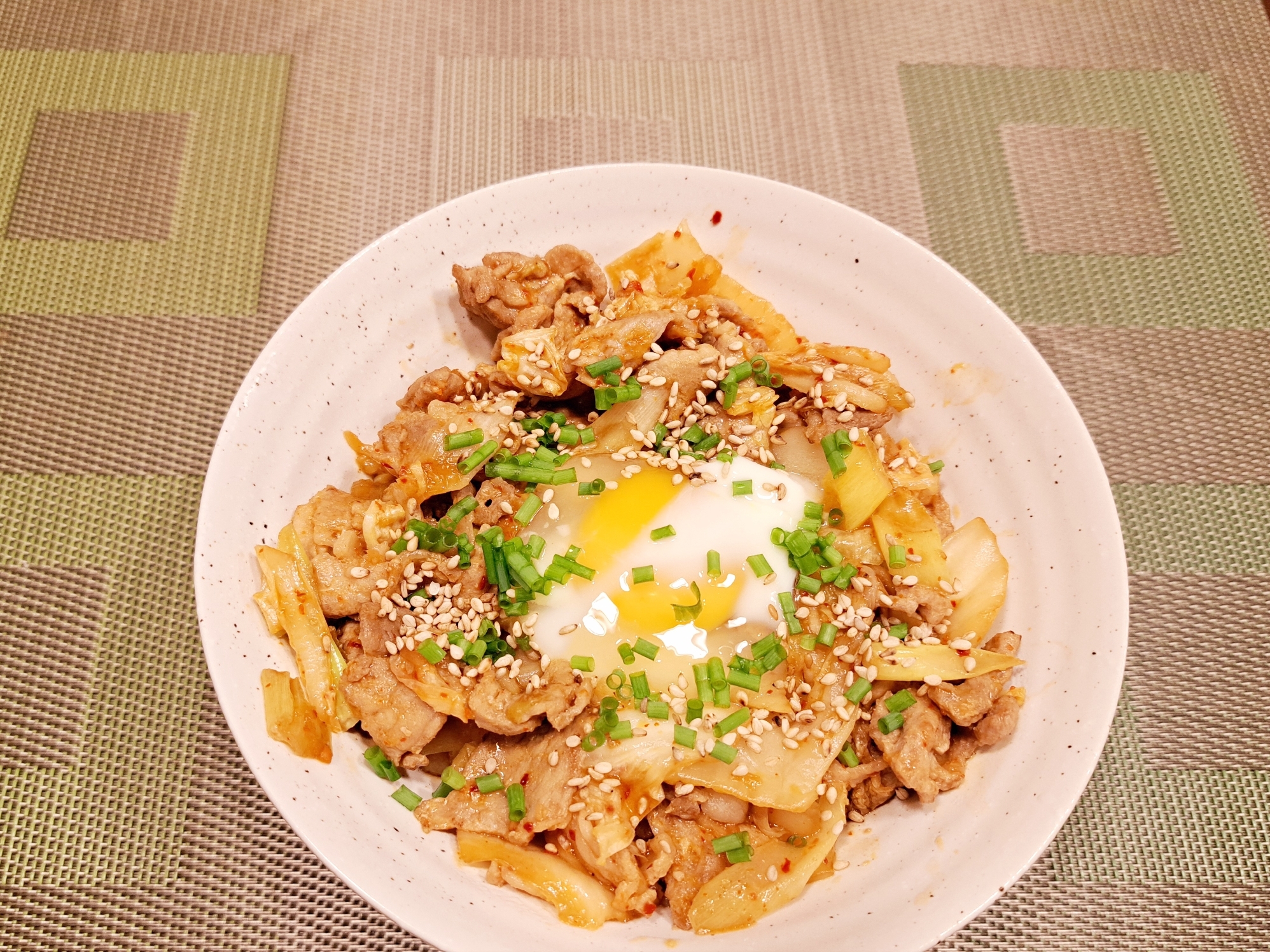 スタミナ満点！豚キムチ丼 温泉卵をのせて