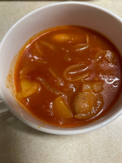 トマト缶だけで濃厚！じゃが芋とウィンナーのスープ