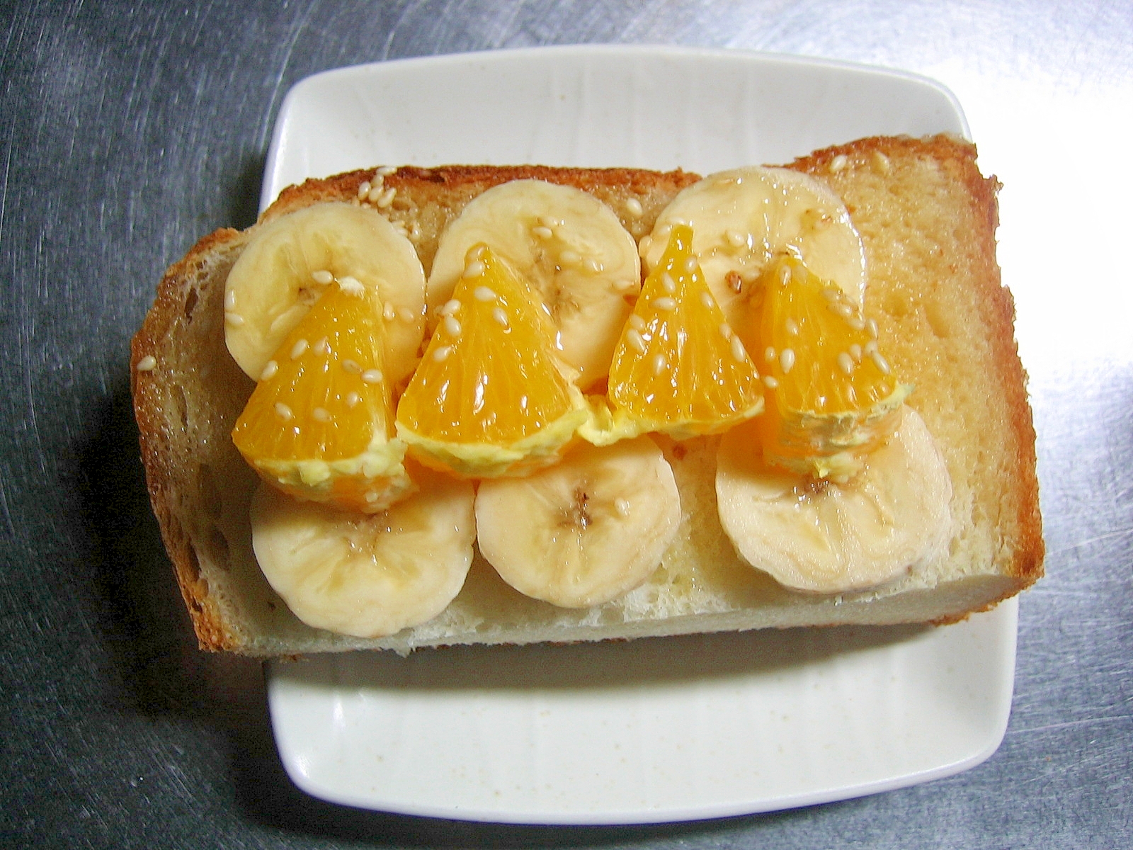バナナ＆オレンジの蜂蜜ゴマかけトースト