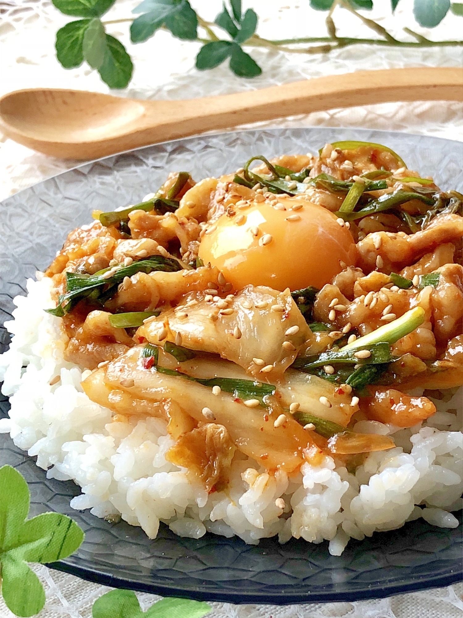 夏のスタミナ飯♫ニラたっぷり♫豚キムチ丼