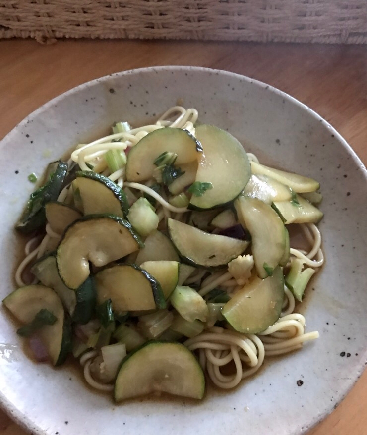 セロリとズッキーニのソース焼きそば