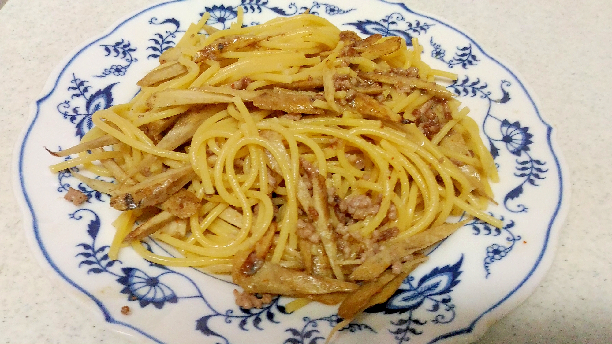 牛蒡と豚挽き肉のピリ辛味噌パスタ