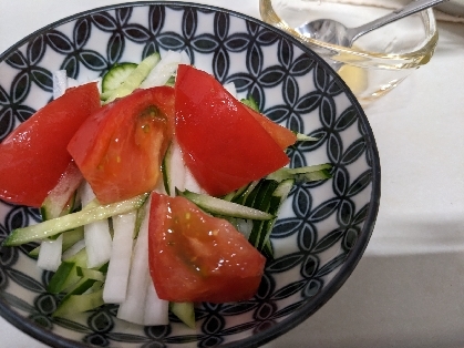 大根とトマトときゅうりのサラダ