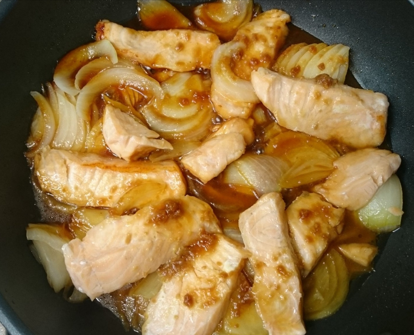 鮭と玉ねぎの味噌ダレ焼き