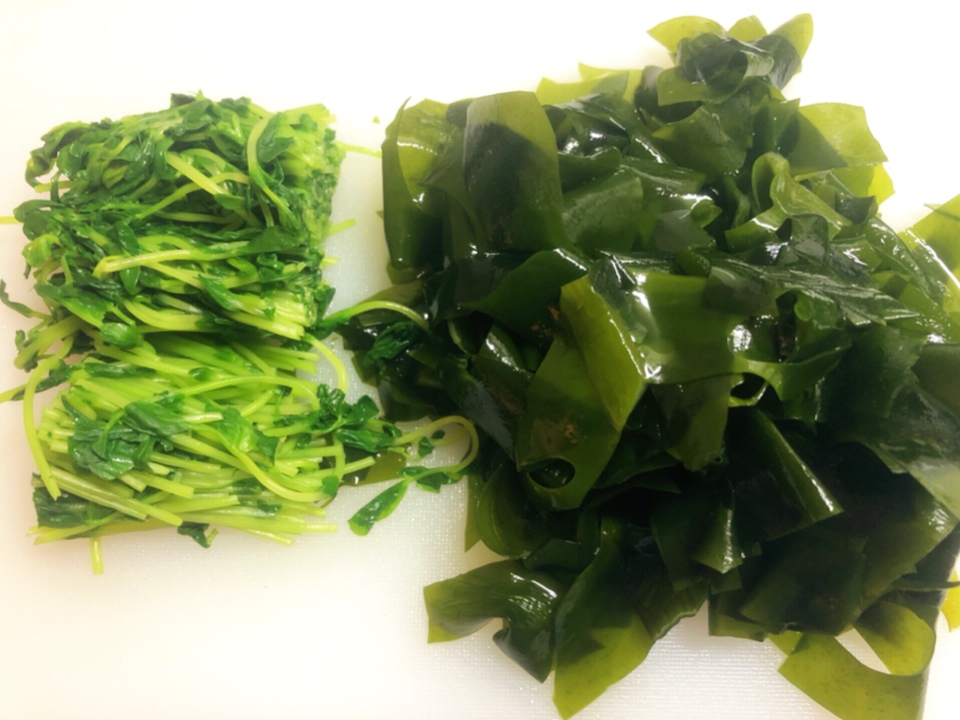 生わかめが主役！豆苗と簡単中華サラダ♪ レシピ・作り方 by クックお