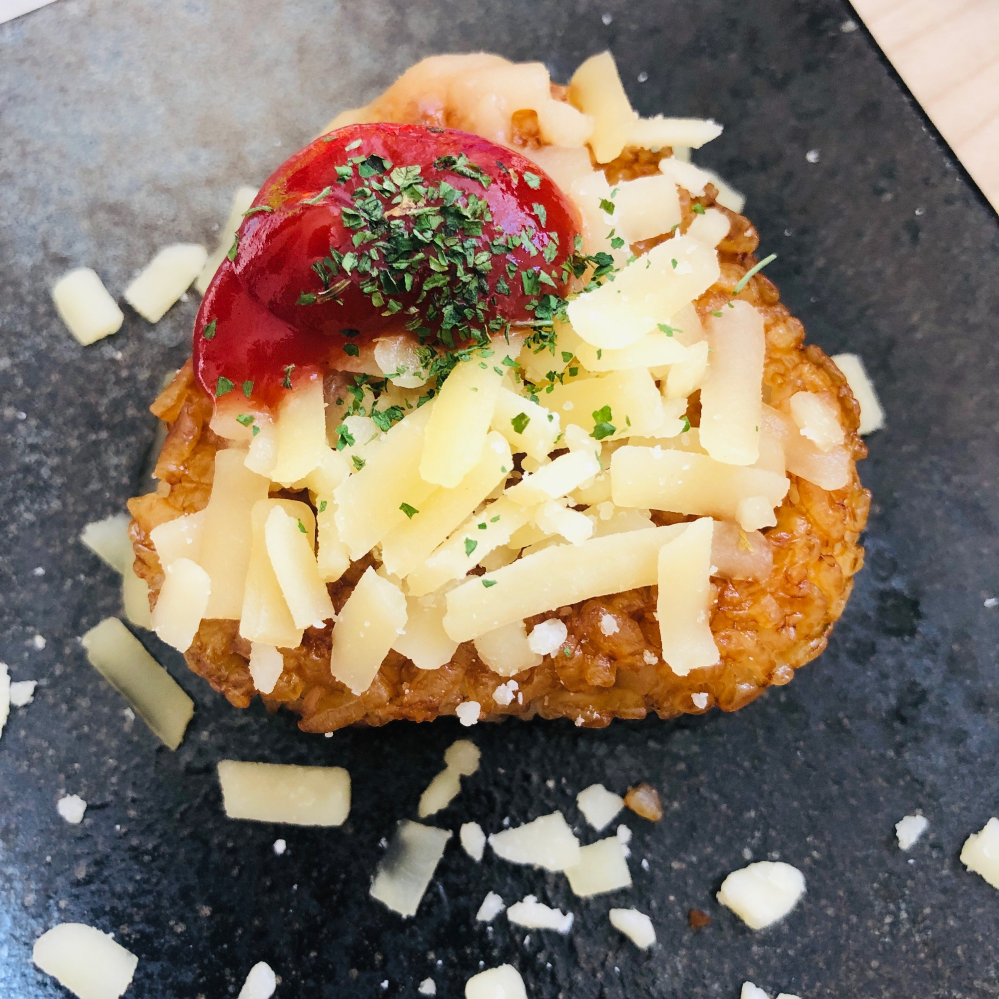 焼きおにぎりのチーズケチャップベーコンのせ