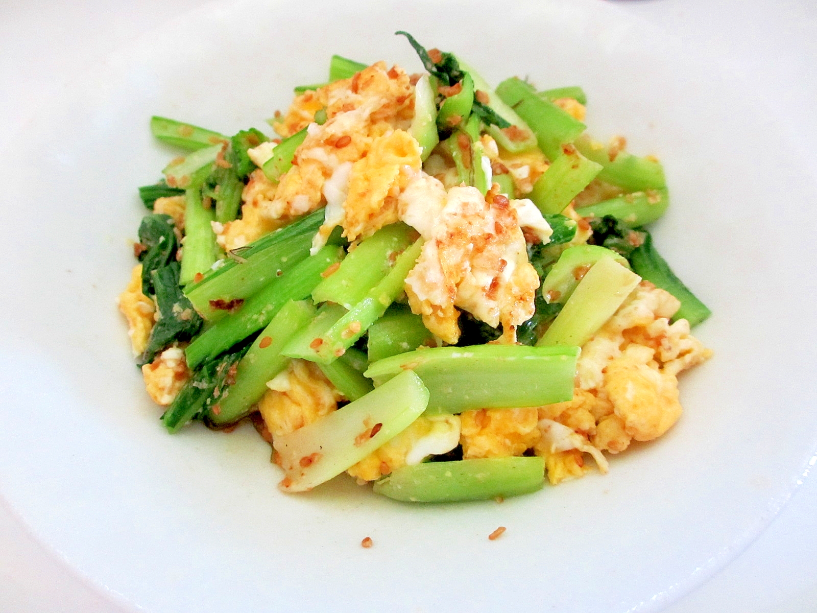 小松菜と卵のナンプラー胡麻炒め