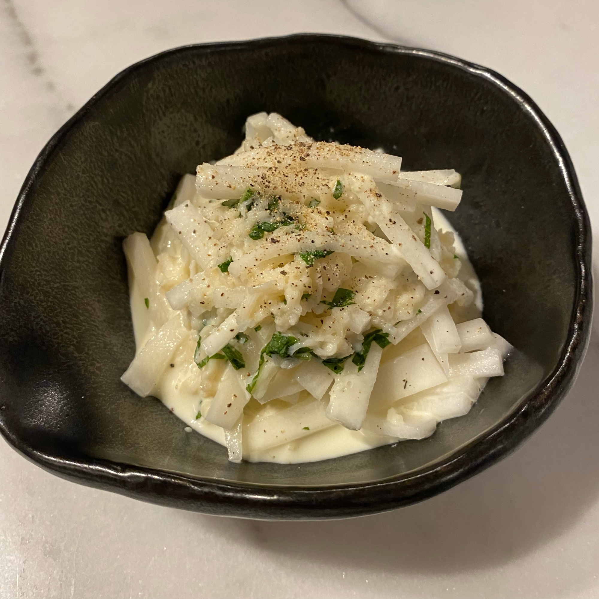 主夫がつくる缶詰のホタテ入り大根サラダ