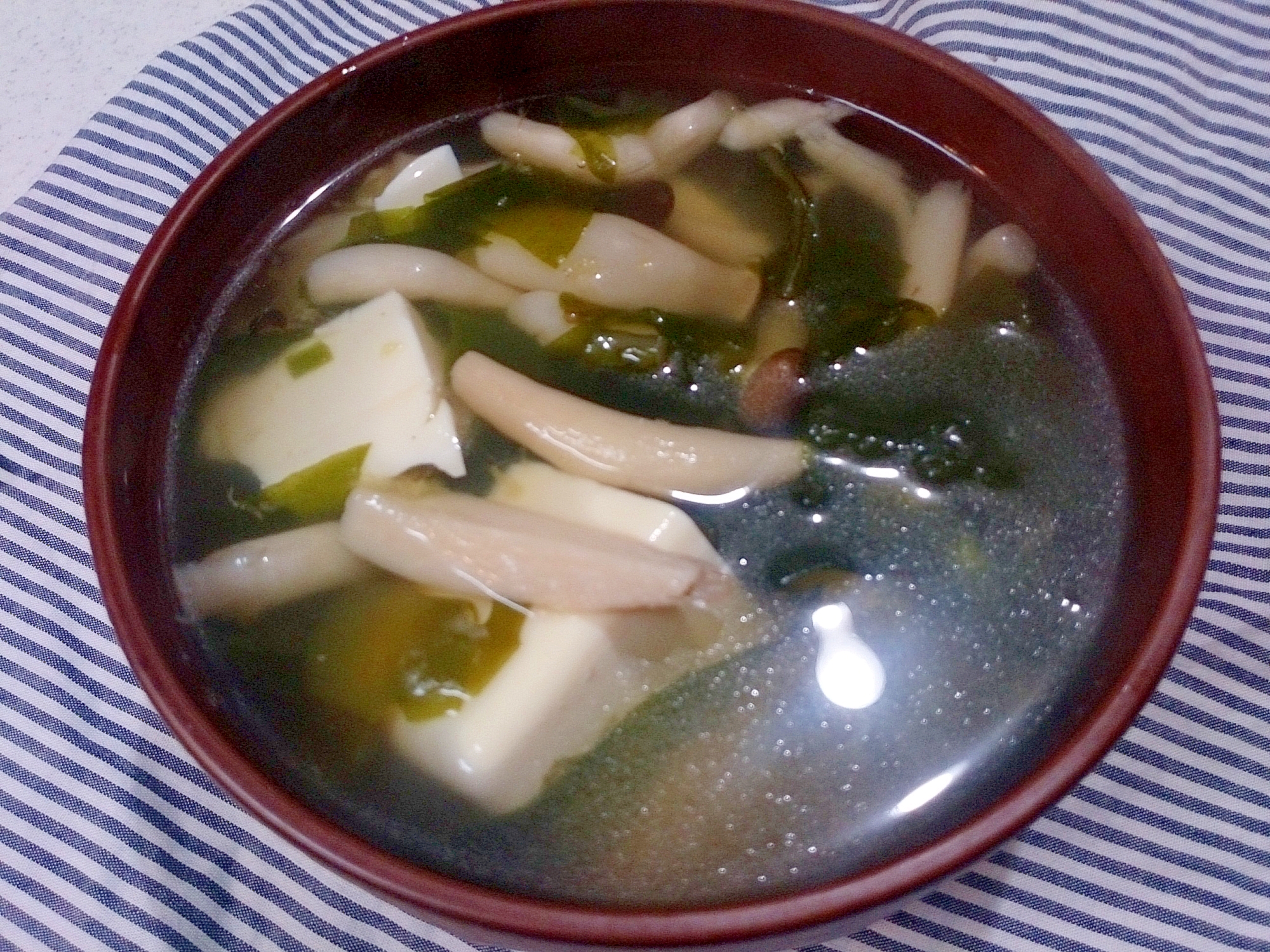 絹ごし豆腐としめじと塩蔵わかめの生姜スープ