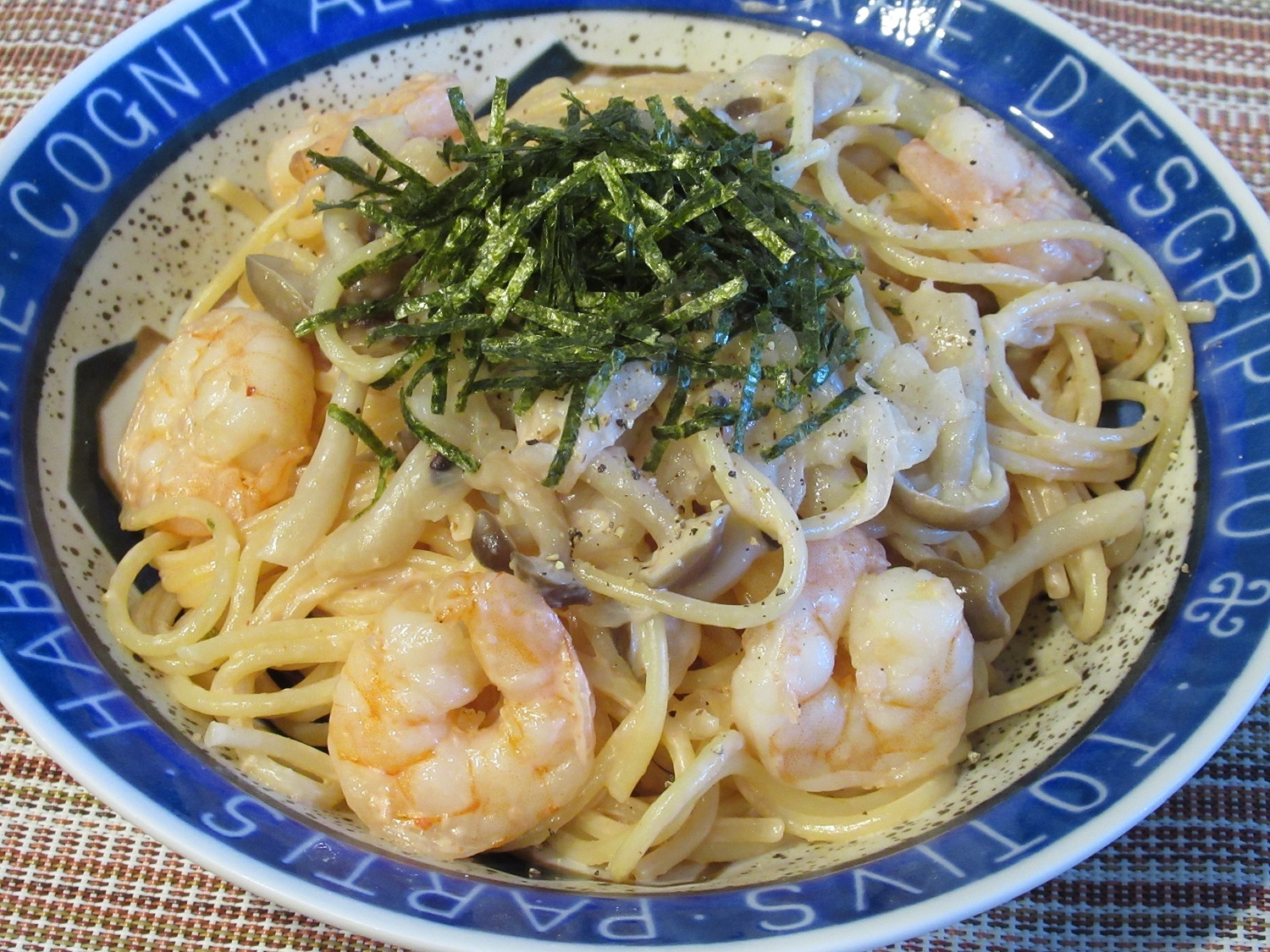 えびとしめじが入っている明太子マヨパスタ