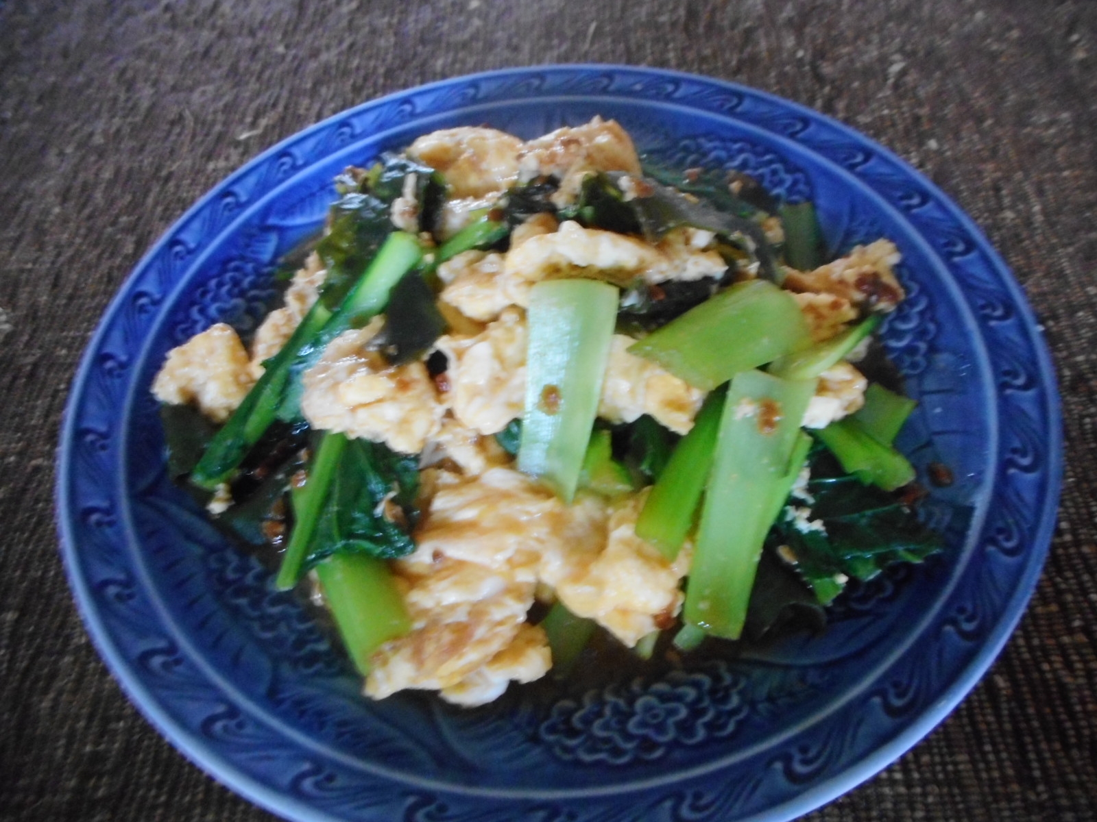 小松菜とワカメの醤油麹卵炒め