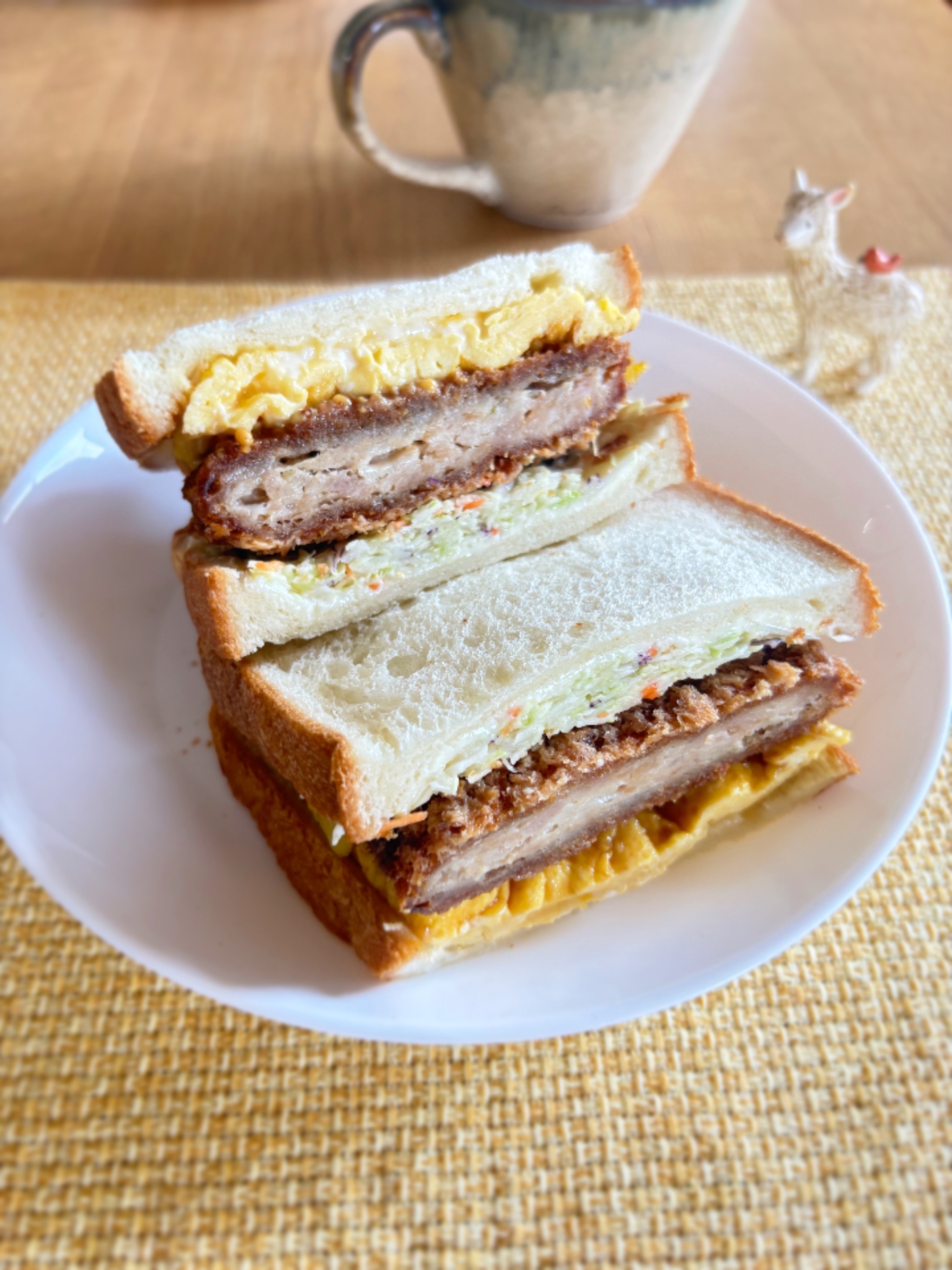 メンチカツと厚焼き卵のボリュームサンド♪