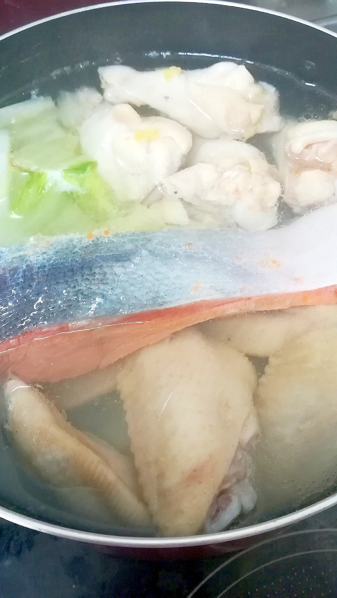 手羽先と手羽元と白菜と塩鮭の水炊き