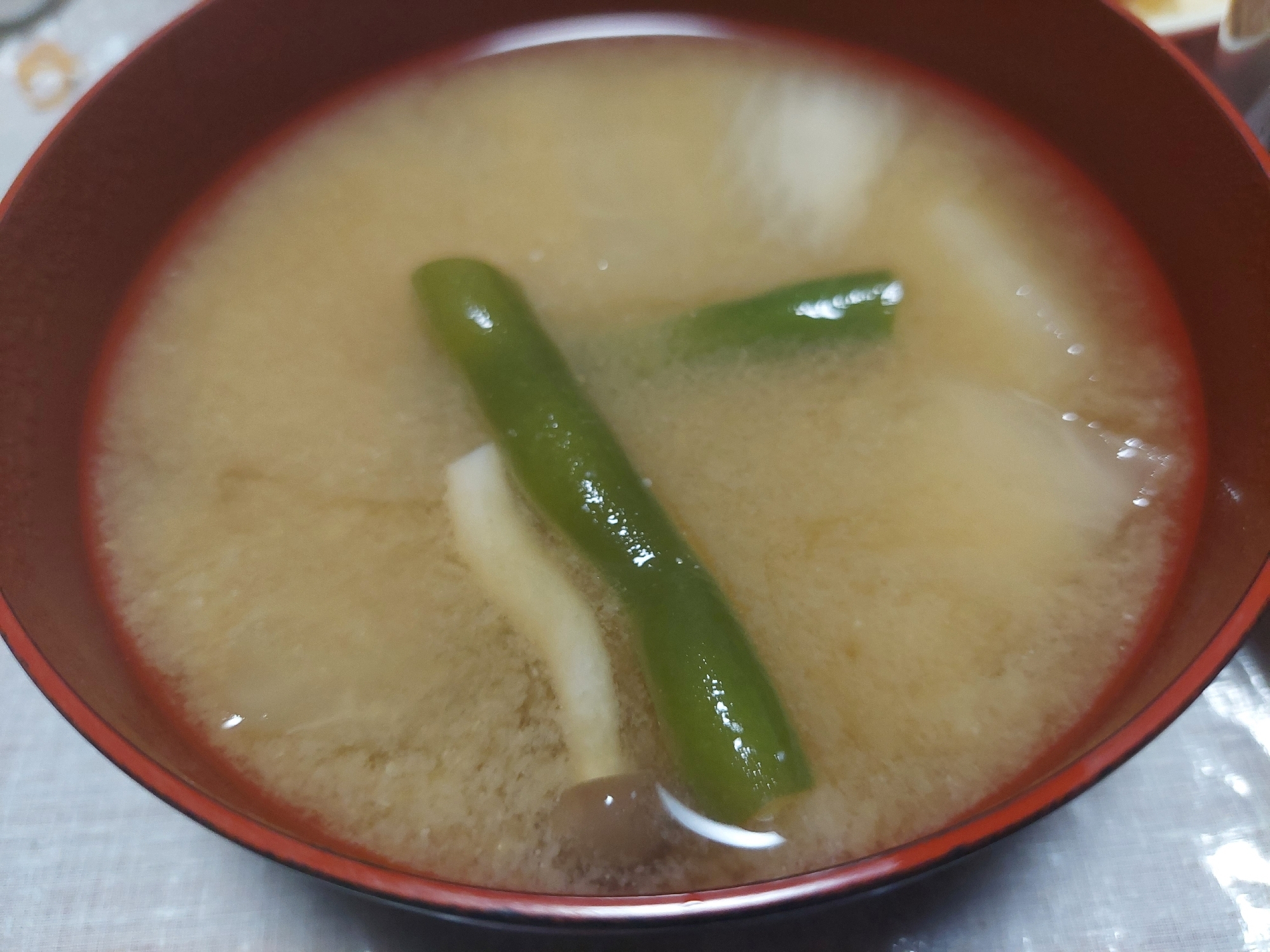 インゲンとしめじと大根のお味噌汁