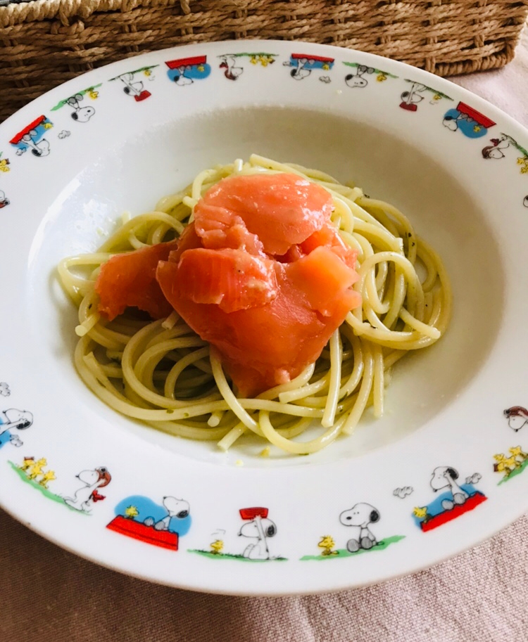 スモークサーモンのせバジルソースのパスタ