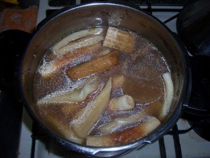 練り物（ちくわ等）は後から煮ました。やはり圧力鍋、簡単におでんができました。