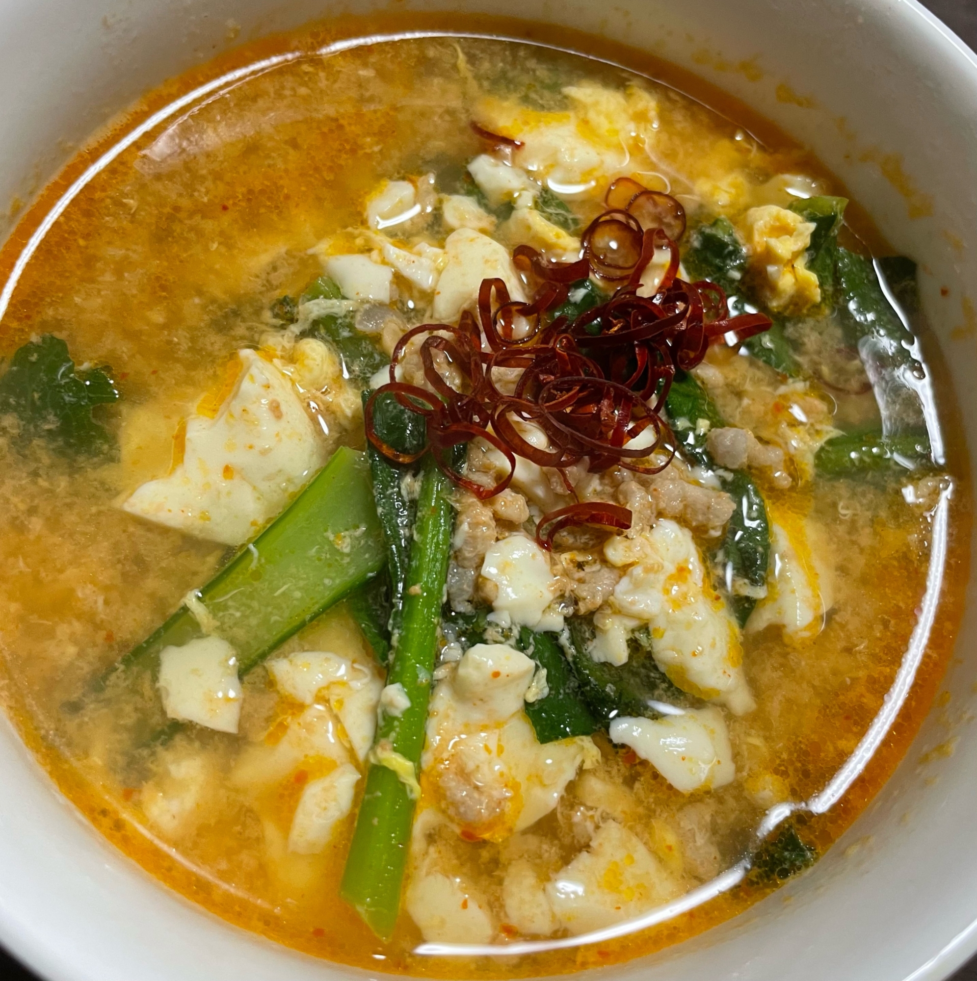 豚ひき肉と豆腐と小松菜のピリ辛スープ