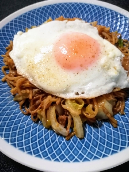 黄身トロトロ♪我が家の“目玉焼き焼きそば”