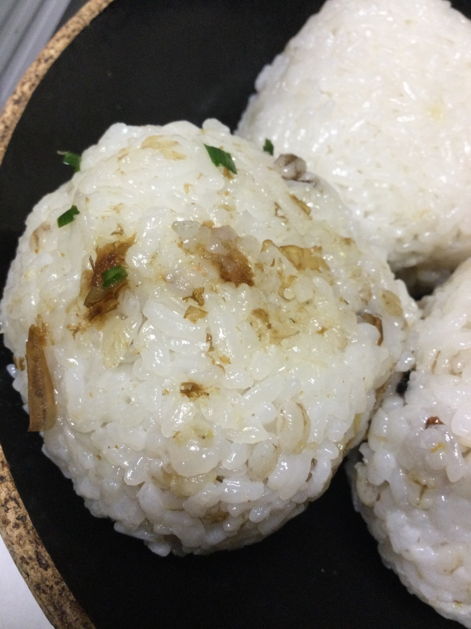 ニラと花カツオでおにぎり レシピ 作り方 By あーるいーあい0153 楽天レシピ