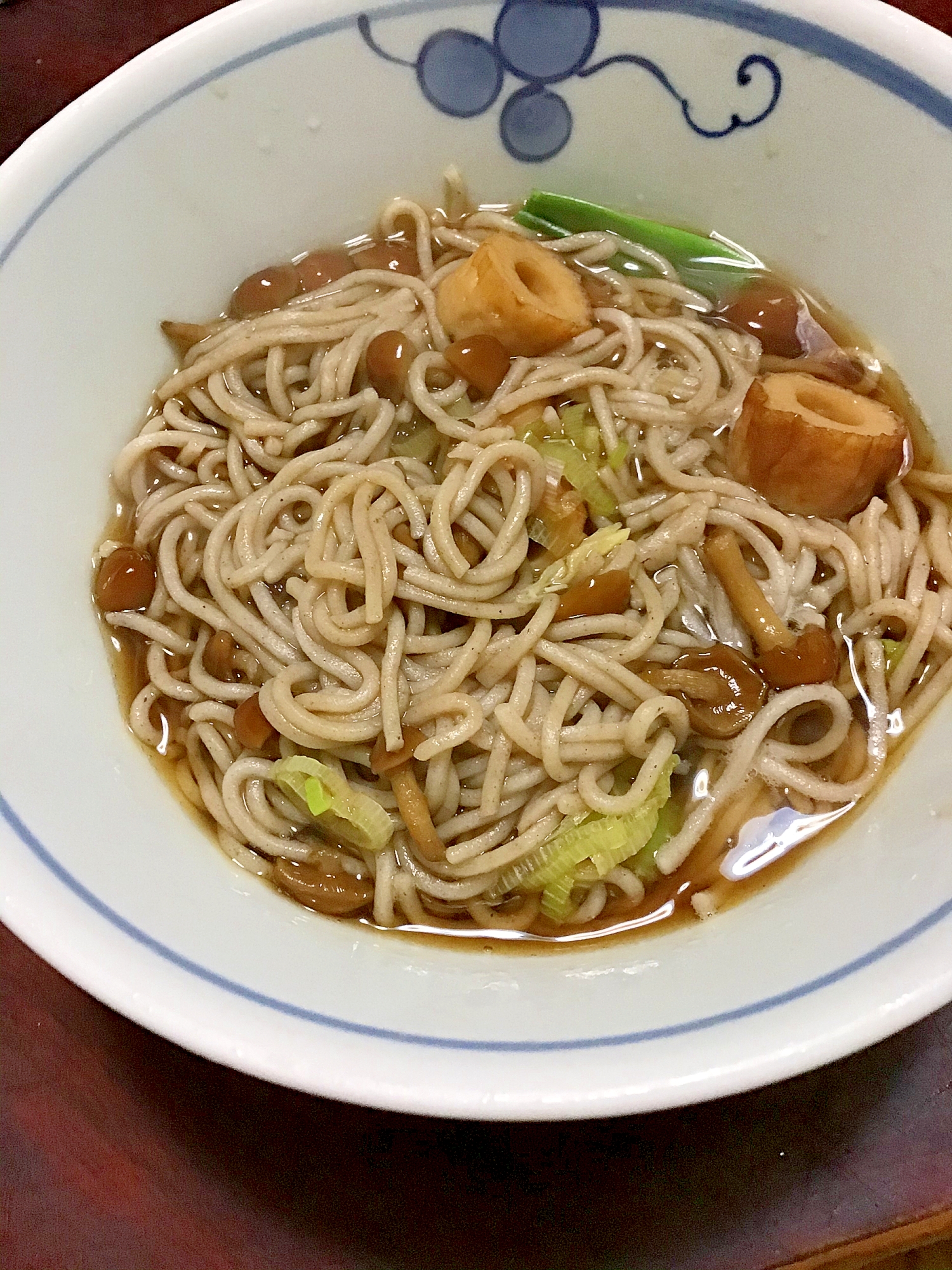 ナメコと竹輪の温かい蕎麦。