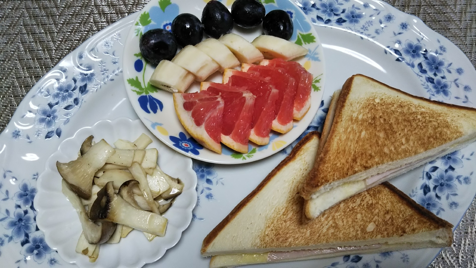 エリンギバターとフルーツとハムホットサンドの朝食☆