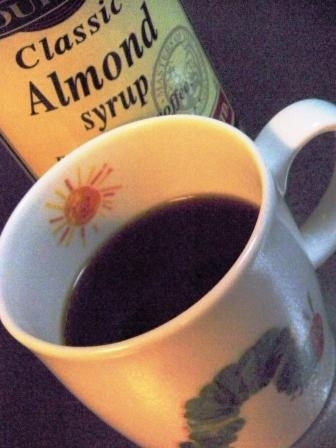 アーモンドフレーバーシロップで^m^♪この香り、コーヒーにめっちゃ合いますよね！
私も大好きです～ヽ(^。^)ノ☆ほっこり気分で美味しく頂きました♡