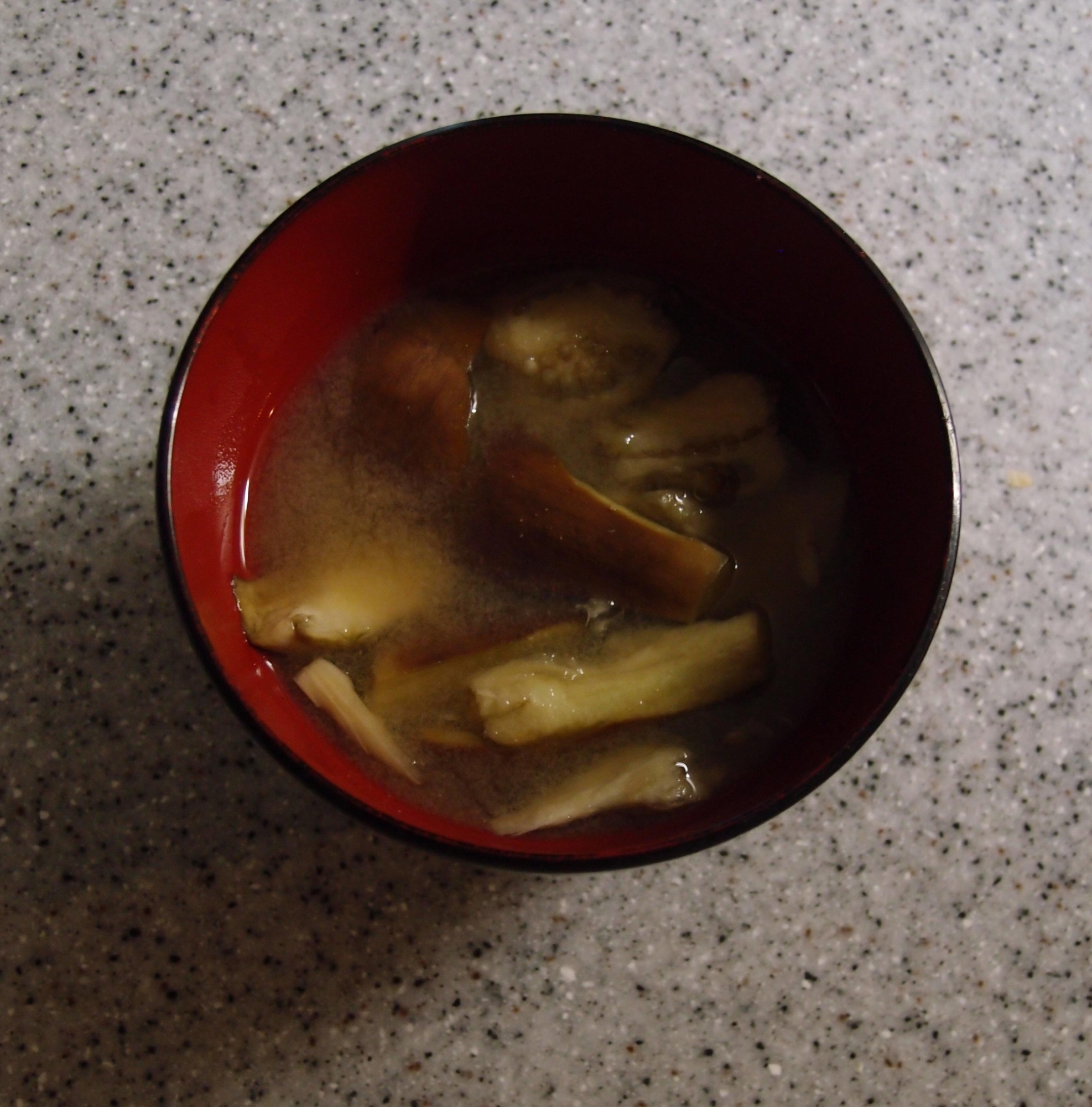 赤色の椀に盛られた水なすの味噌汁
