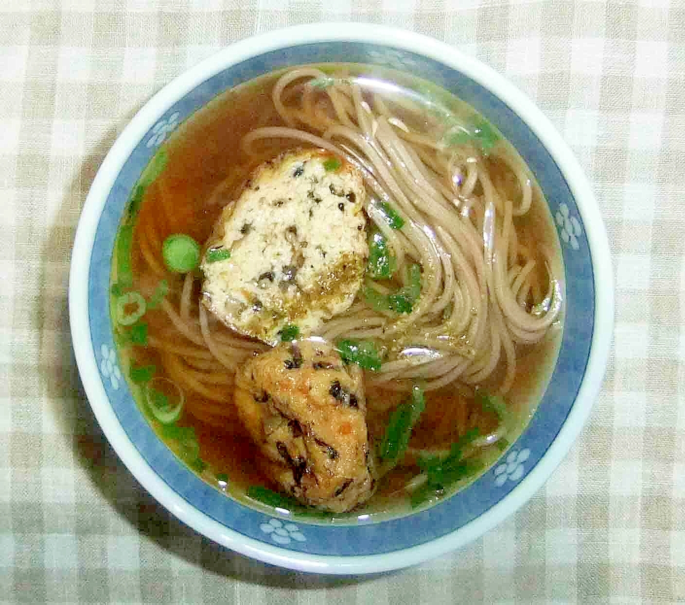 がんもどきとネギの温かいお蕎麦