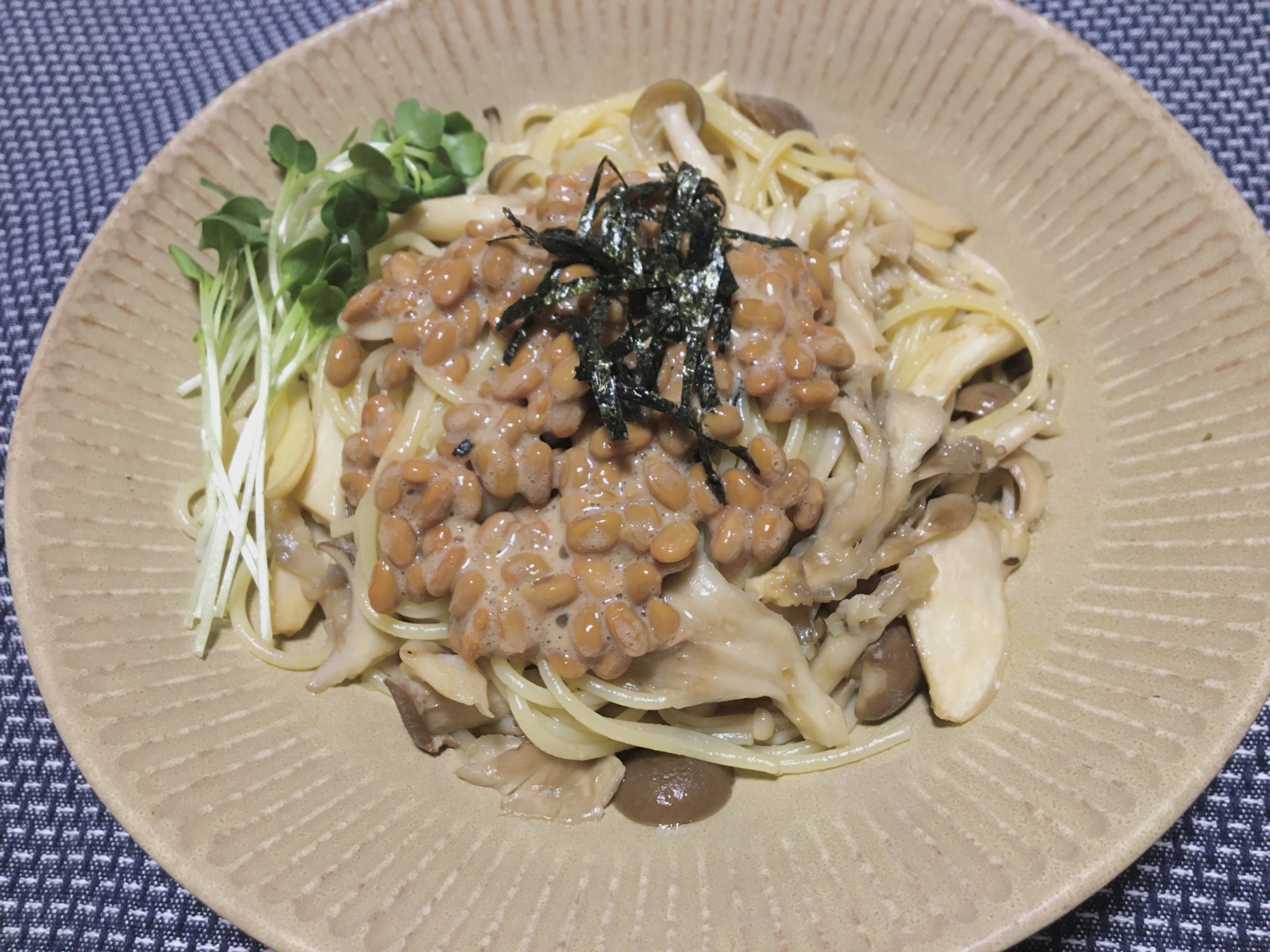 柚子胡椒がきいたたっぷりキノコの納豆パスタ