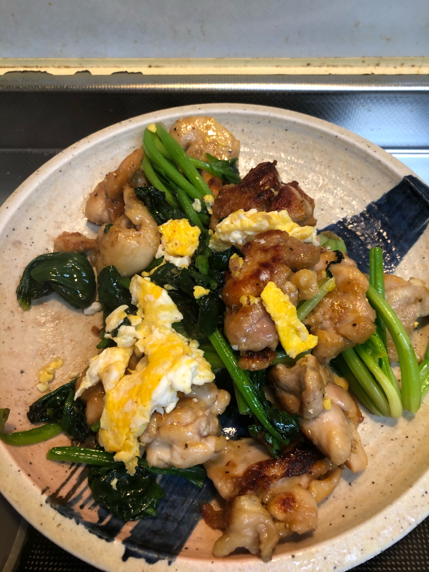 ごまの風味♪鶏肉とほうれん草のごまコチュジャン炒め