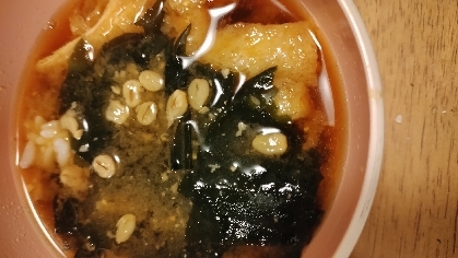 椎茸とわかめと油揚げの味噌汁