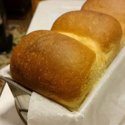 低温発酵のパンを試してみたくて参考にさせてもらいました。きび砂糖がなくて代わりに上白糖を使ったせいか少し甘めに出来上がりました(｡･ω･｡)