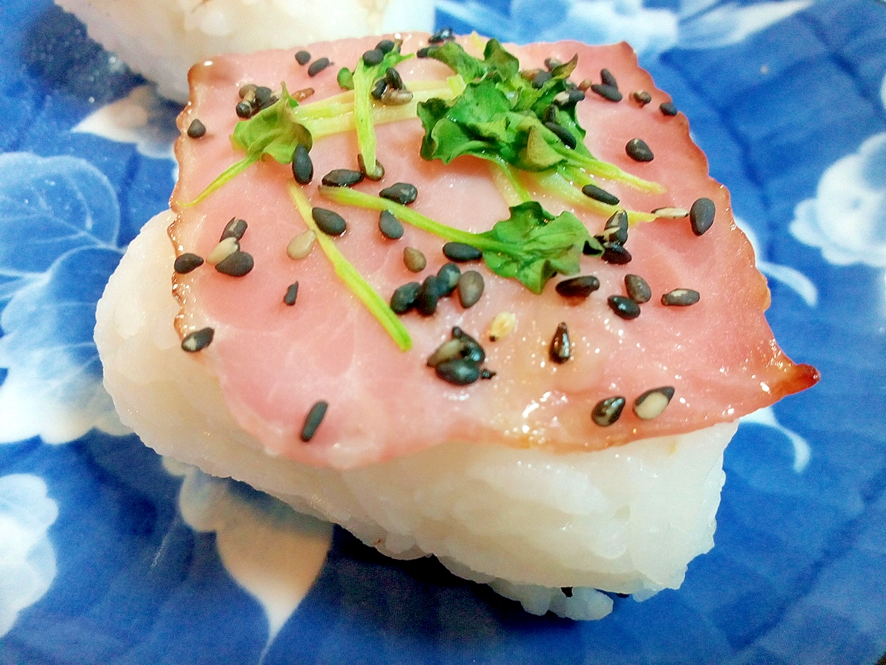 ベーコンとかいわれ大根と黒ごまの焼きおにぎり