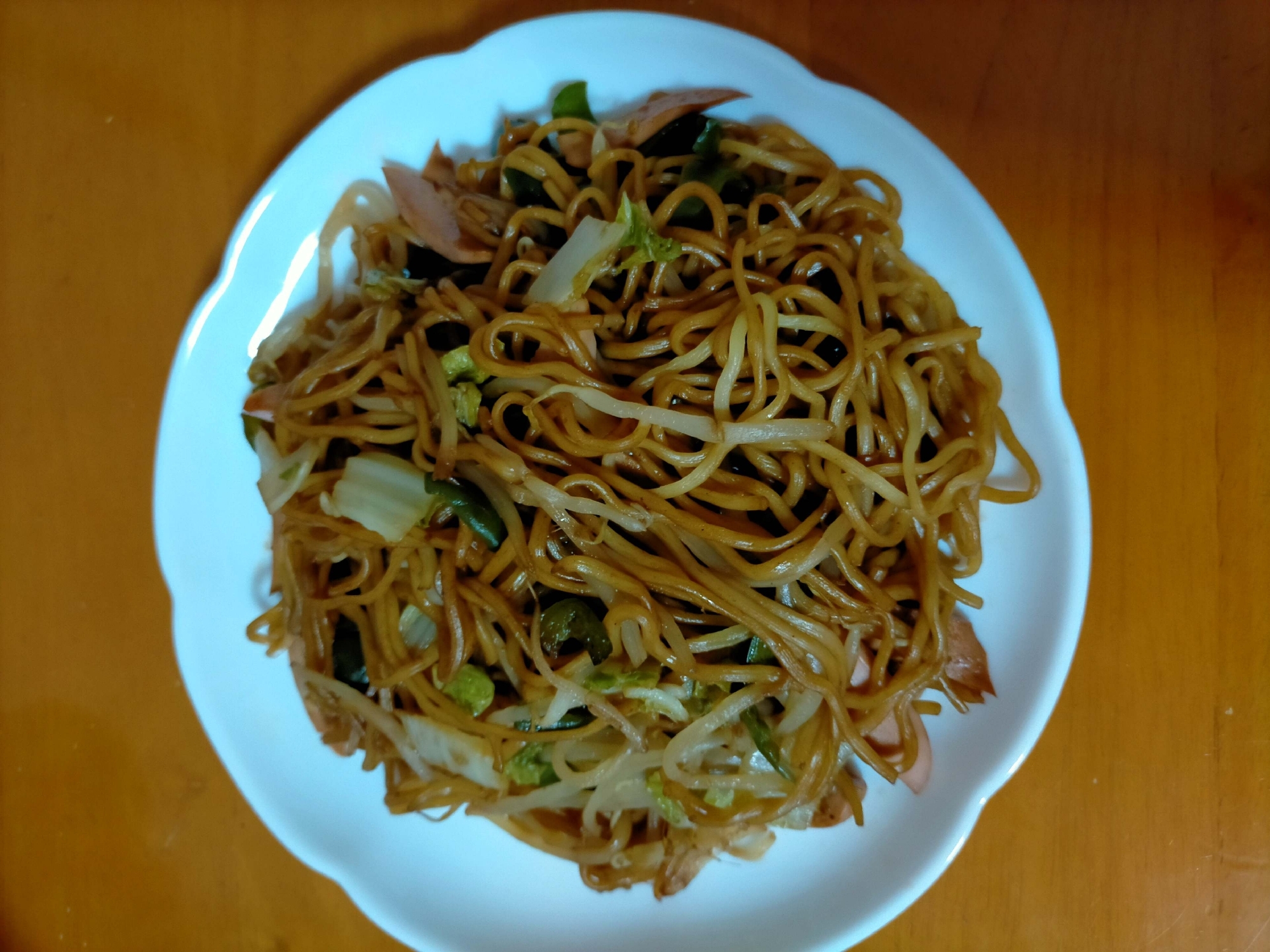 白菜とピーマンともやしと魚肉ソーセージの焼きそば