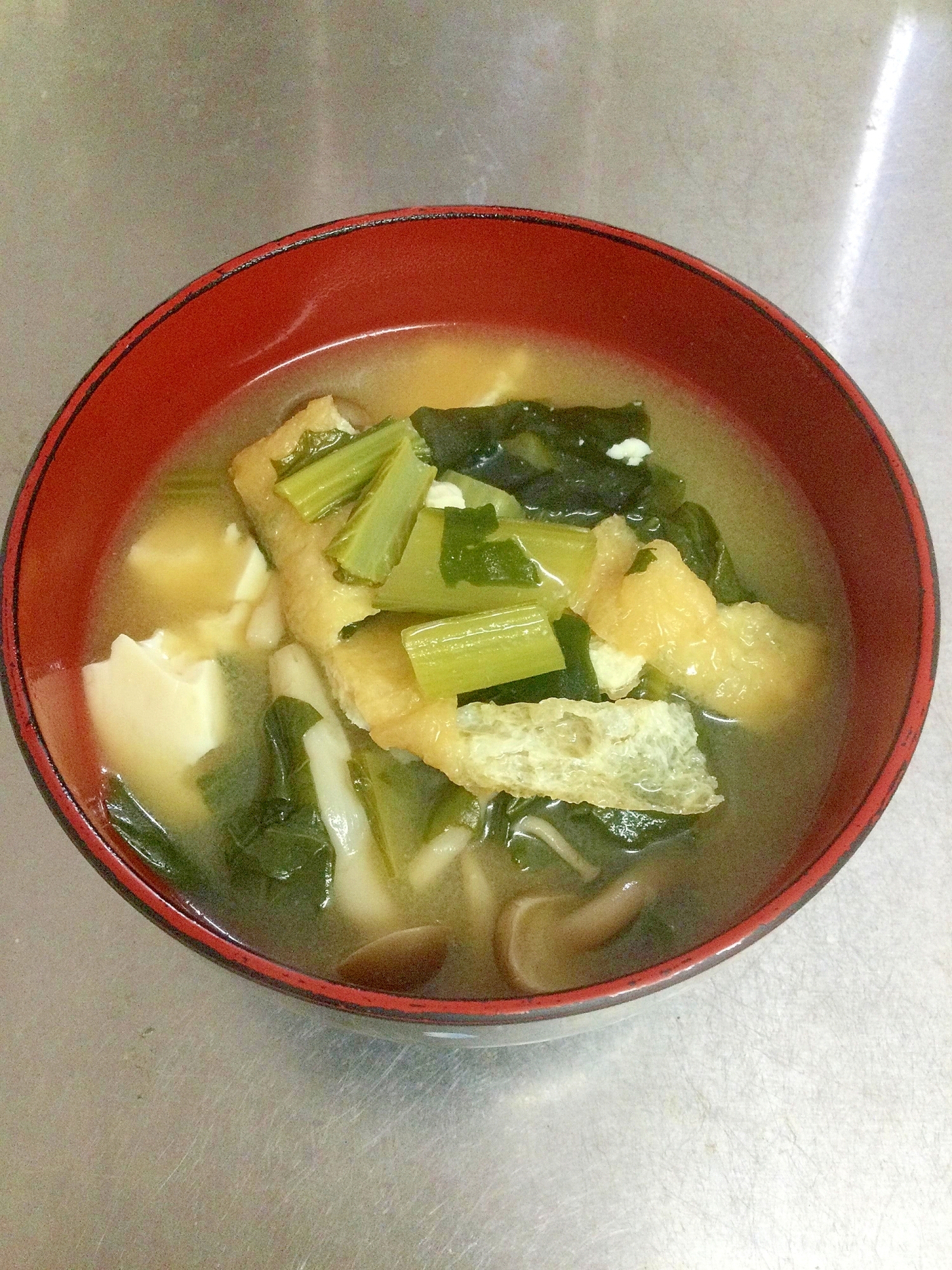 味噌汁 小松菜 豆腐 油揚げ ワカメ しめじ レシピ 作り方 By ねぎま 塩で 楽天レシピ