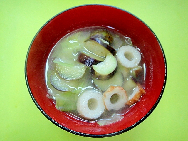 茄子とキャベツちくわの味噌汁