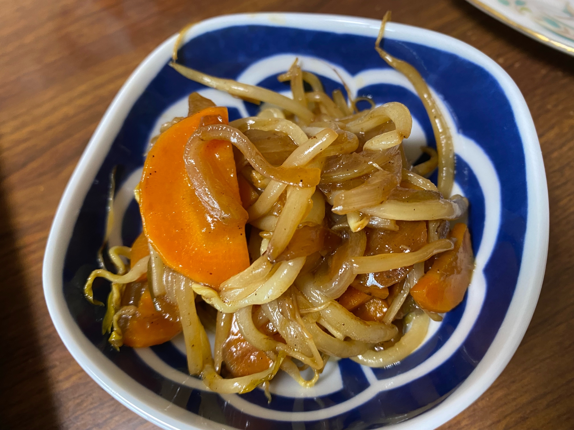 もやしと玉ねぎとにんじんの野菜炒め