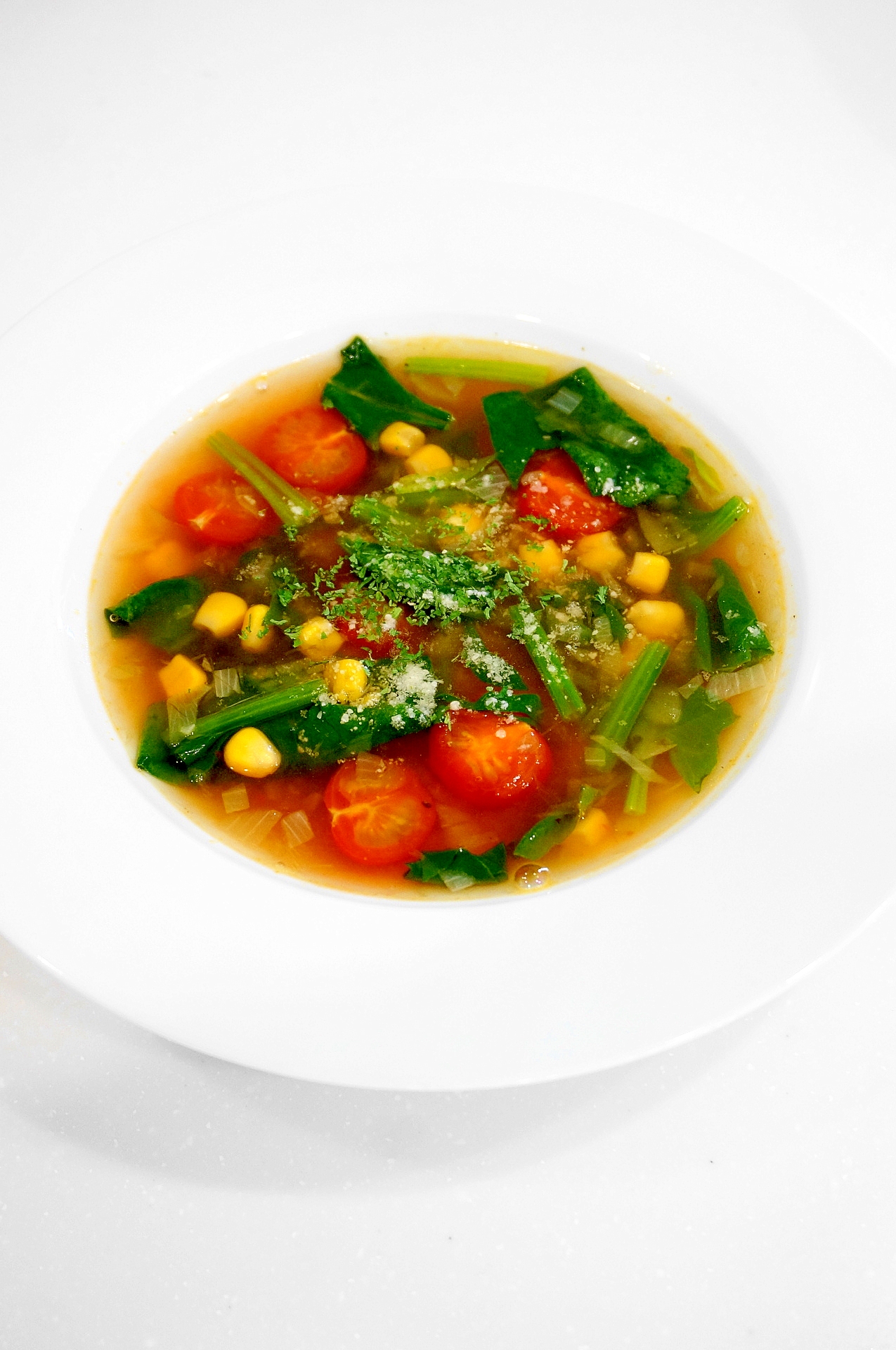 彩・味わい豊か！トマトとコーンとほうれん草のスープ