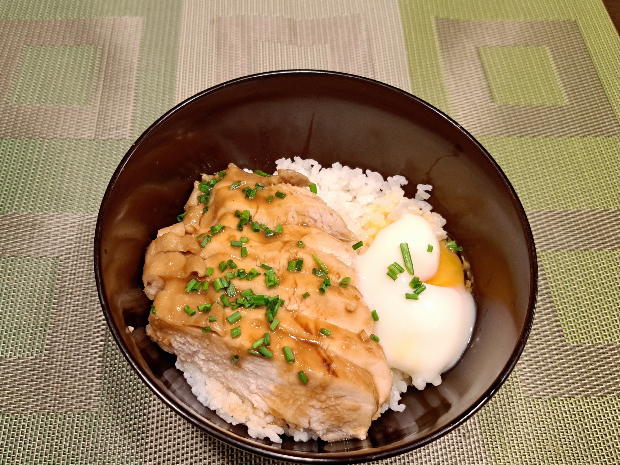しっとり やわらか！鶏チャーシュー丼 温泉卵のせ
