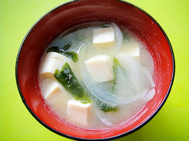 豆腐と玉ねぎワカメの味噌汁