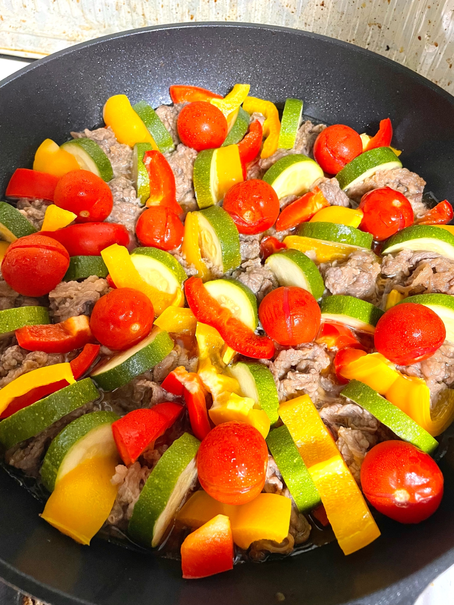 トマトの酸味でサッパリ！牛肉と夏野菜の塩こうじ蒸し